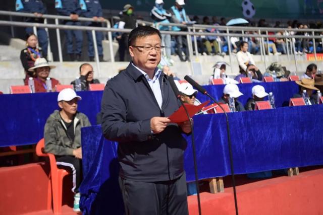 雷迪克在场边对裁判判罚表示不满，表现愤怒